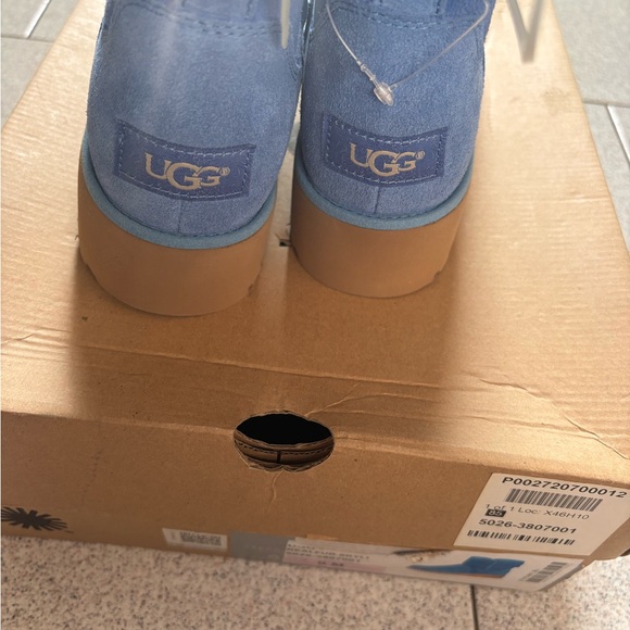 UGG Women’s Vibrant Blue Boots - Picture 3 of 8
